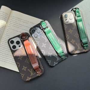 ハイブランド iphone16/16pro スマホケース バンド 付き lv iphone15pro max ケース 海外 セレブ メンズ アイフォン14/14pro/13 カバー カップル iphone12 レザーケース 安い