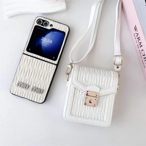 Alternative view of miumiu galaxy z flipケース ミュウミュウ galaxy z flip5 ケース ギャラクシー 折りたたみ ケース galaxy z flip4/3 ケース ハイブランド スマホケース ショルダー