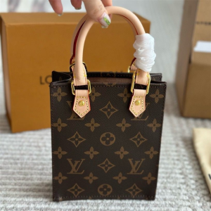 【人気沸騰】Louis Vuitton プティット・サックプラ ポシェット 人気沸騰♡！】ルイヴィトン プティット・サックプラ (Louis