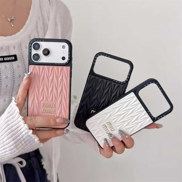 miumiu風 iphone17 ケース iphone17pro/16pro ケース レザー ブランド スマホケース エンボス iphone17promax/16/15 ケース 人気 ブランド 女性 30 代 iphone ケース ピンク
